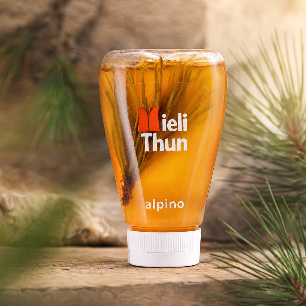 Mieli Thun Alpino Melange aus Akazienhonig und Latschenkieferöl mit Kieferknospe in Spenderflasche 240 Gramm Produktbild